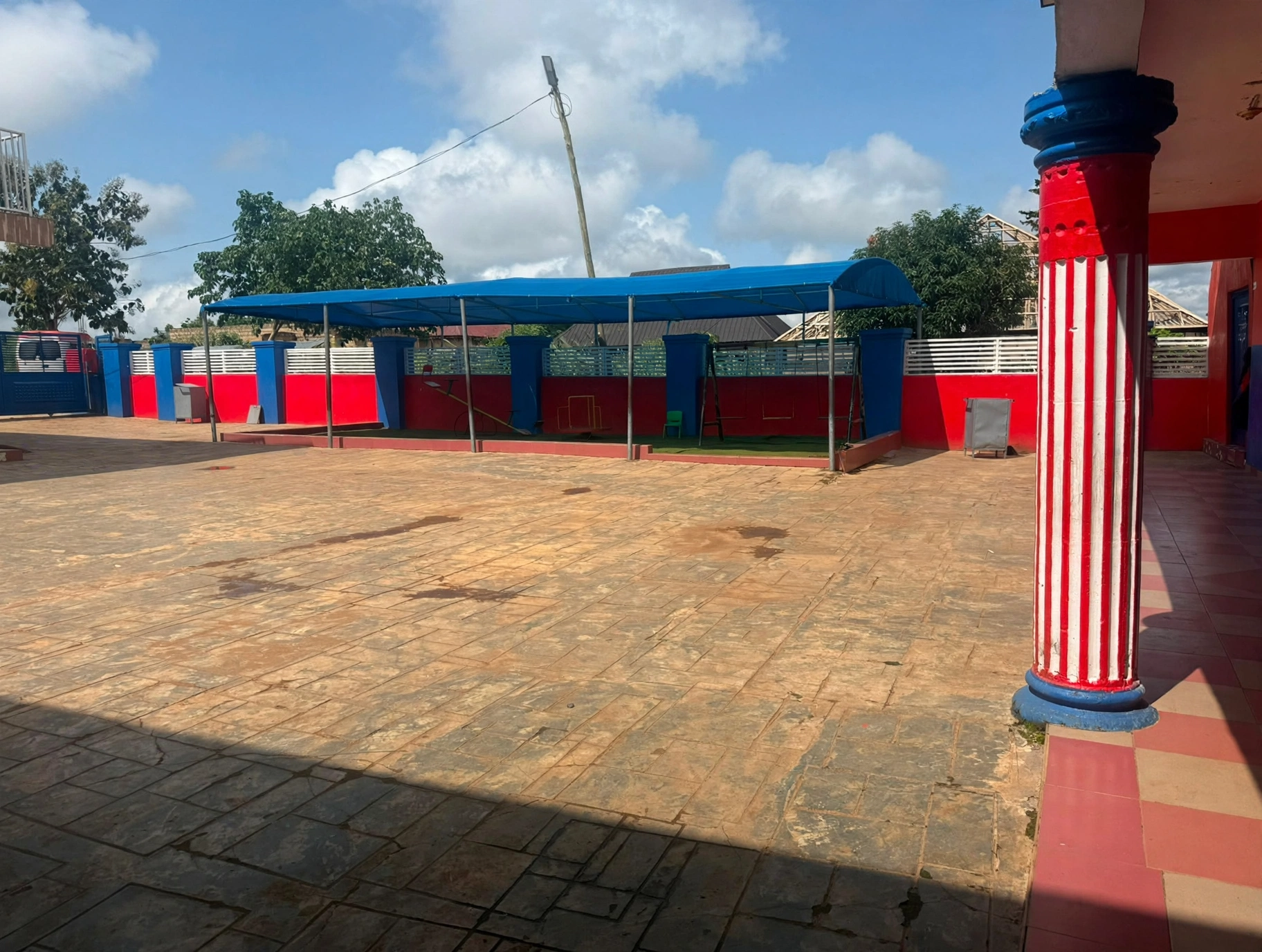 A covered courtyard gives pupils space to play